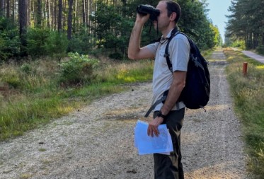 Vrijwilliger telt algemene broedvogels in Bosland